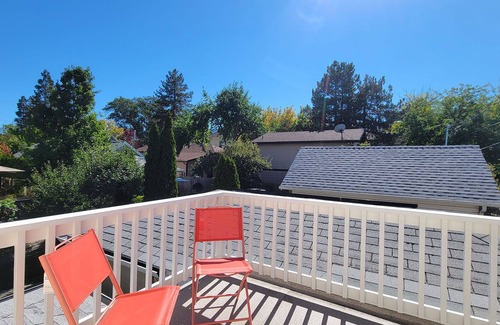 Historic Railroad District Cottage | Casa Amore Cottage~ Close to OSF, with Gorgeous Outdoor Space