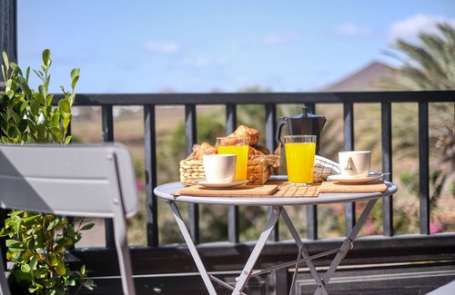 Costa Teguise Ski Chalet | Casa Atlantida - Quiet house with balcony and fast Wifi