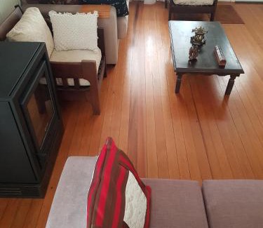 Cambara do Sul House | Casa Aurora, Completa, no Centro, Cercada, 130m quadrados, 11 Pessoas, Wi-Fi, 3 Quartos, Cozinha e Sala Integrados, 2 Banheiros, Varanda, Garagem Coberta 1 carro, Estacionamento Interno 3 Carros, Churrasqueira, Lareira de Alta Performance, Fogão de Ferro