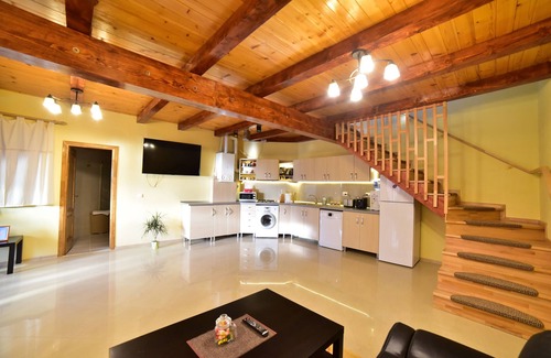 Lazaret House | Casa Banu locatie centrala in zona linistita ideala pentru grup de max 8 adulti.