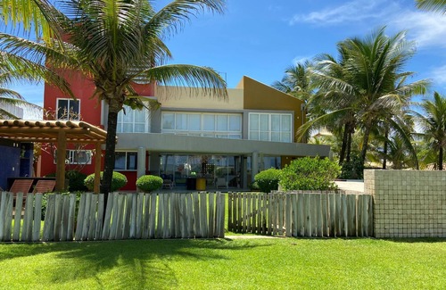 Itacimirim House | Casa Beira Mar on the beachfront and close to the natural pools.