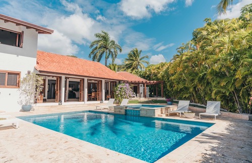 Los Lagos House | CASA BELLA- PRISTINE 5BD-STEPS TO MINITAS BEACH-pool, jacuzzi, cabana, golf cart