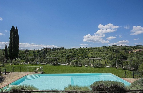 Grassina House | Casa Bonannia Q: A bright two-story apartment in the characteristic style of the Tuscan countryside.