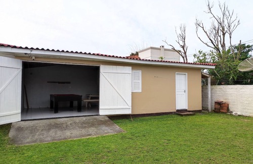 Balneario Arroio do Silva House | Casa Beje a few meters from the sea, with pool table - 2 km from the center