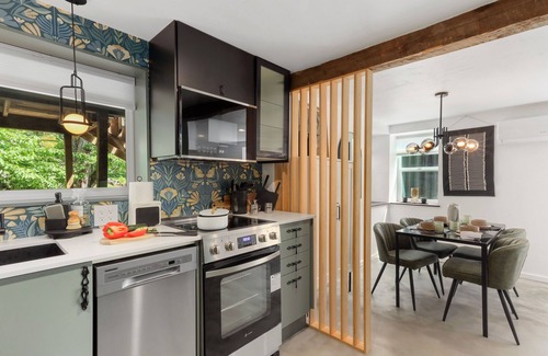 Carson House | Casa Bruna creekside home in the heart of the Gorge