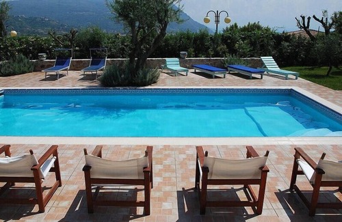 Ricadi House | Casa Capri, for 4 people with shared swimming pool and access to the beach