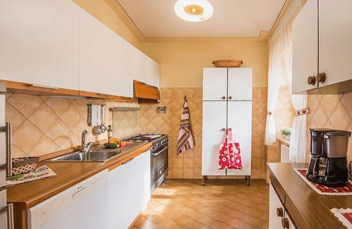 Popoltaio-Schiacciato House | Casa Caprifoglio B: A characteristic and welcoming apartment that is part of an ancient country house surrounded by the greenery, with Free WI-FI.