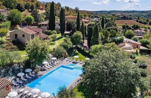 Popoltaio-Schiacciato House | Casa Caprifoglio B: A characteristic and welcoming apartment that is part of an ancient country house surrounded by the greenery, with Free WI-FI.