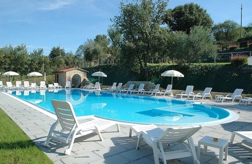 Popoltaio-Schiacciato House | Casa Caprifoglio B: A characteristic and welcoming apartment that is part of an ancient country house surrounded by the greenery, with Free WI-FI.