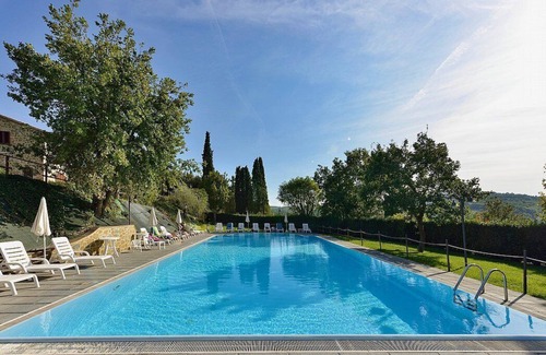 Popoltaio-Schiacciato House | Casa Caprifoglio B: A characteristic and welcoming apartment that is part of an ancient country house surrounded by the greenery, with Free WI-FI.