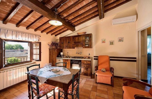 Popoltaio-Schiacciato House | Casa Caprifoglio F: A characteristic and welcoming apartment that is part of an ancient country house surrounded by the greenery, with Free WI-FI.