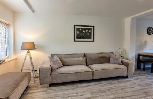 Ramsgate House | Casa Cella - Centrally located 4 bedroom house with private driveway and garden