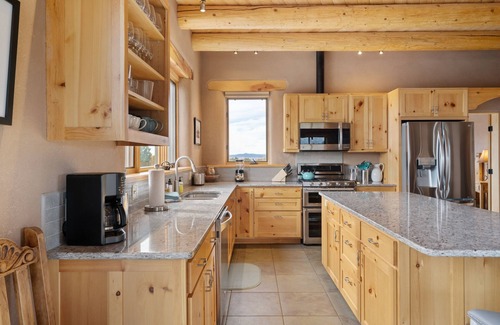 Taos House | Casa Cielo | New Desert Hideaway | Mountain View, Custom Décor, Hot Tub