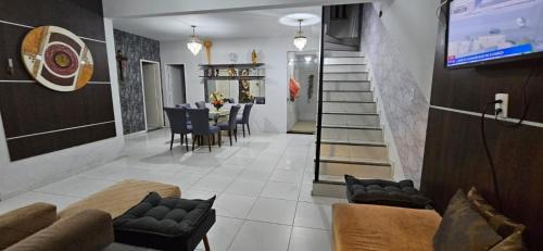 Mosqueiro House | Casa cinza em frente à praia em condominio
