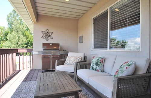Logan House | Casa Cliffside: Animal Friendly, Mountain Getaway w/Private Balcony