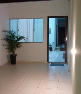 Sinop House | Casa com ar no quarto garagem espaço que cabe uma camionete cozinha completa