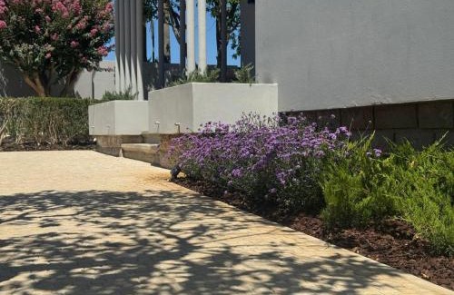 Faulha House | Casa com jardim perto da praia