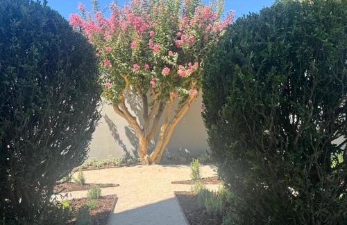 Faulha House | Casa com jardim perto da praia