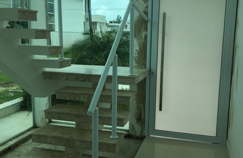 Tupy House | Casa com Piscina em Condomínio Fechado com Segurança 24h de Frente Para o mar