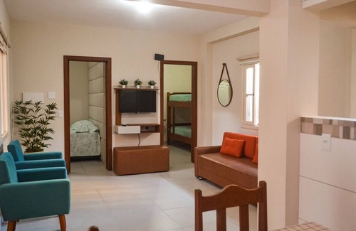 Barreiros House | Casa com Wi-Fi e ótima localização em São José/SC