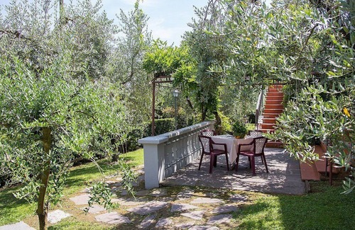 Massa e Cozzile House | Casa Concerto B: A graceful apartment located on top of a small hill, with Free WI-FI.
