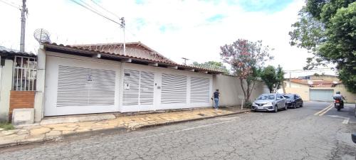 Goiania House | Casa da vovó, 3 quartos, jardim e 2 vagas de garagem