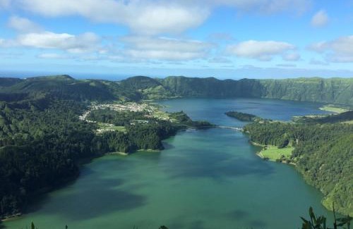 Sete Cidades House | Casa das Camélias - Family Villa by the lagoon