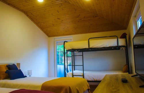 Gois Cottage | Casa de Campo Vale do Ceira, Quarto Twin com Beliche. Na Pacata Vila de Góis