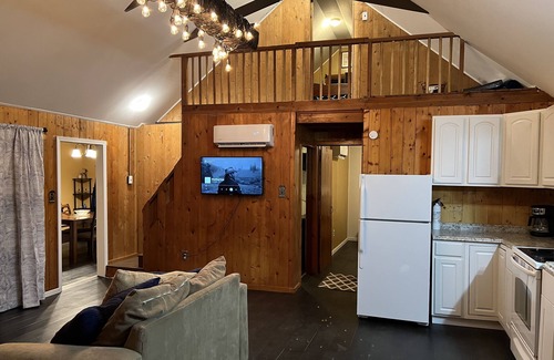 East Stroudsburg Cabin | Casa de Carmen! 3 bedroom Modern Cabin with a view and HOT TUB!