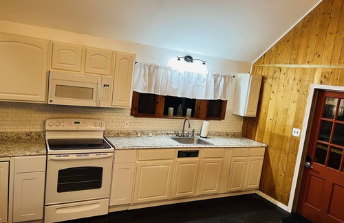 East Stroudsburg Cabin | Casa de Carmen! 3 bedroom Modern Cabin with a view and HOT TUB!