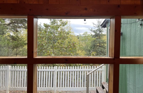 East Stroudsburg Cabin | Casa de Carmen! 3 bedroom Modern Cabin with a view and HOT TUB!