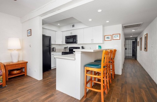 Kailua-Kona Condo | Casa De Emdeko 204 - Air Conditioning! Elevators! REMODELED IN 2019!