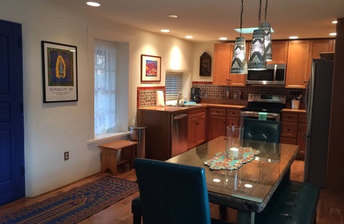 Taos House | Casa de Flores Navajo Casita: Lovingly restored old adobe on Ledoux St