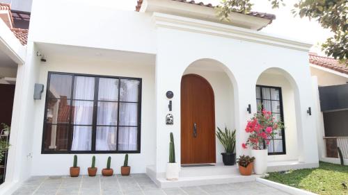 Padalarang House | Casa de Jingga - KBP with Aesthetic Pool, Fun for Family & Friends, Near Whoosh High Speed Train