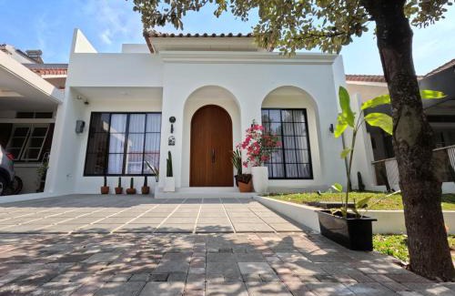 Padalarang House | Casa de Jingga - KBP with Aesthetic Pool, Fun for Family & Friends, Near Whoosh High Speed Train