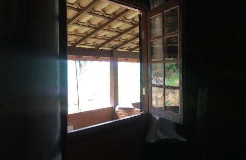 Morada Nova de Minas Ski Chalet | Casa de Madeira com Fogão a Lenha lagoa no fundo para 8 pessoas