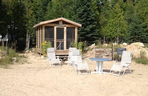 Manistique House | CASA DE MARC MARC GETAWAY Peaceful surroundings.n
