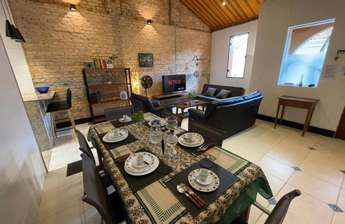 Pinheiros House | Casa de Tijolos com Churrasqueira Vila Fechada