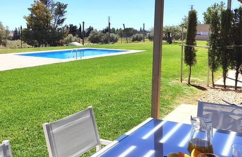 L'Ampolla House | Casa de una Sola Planta con Gran Terraza y Piscina, Confortable y Tranquila
