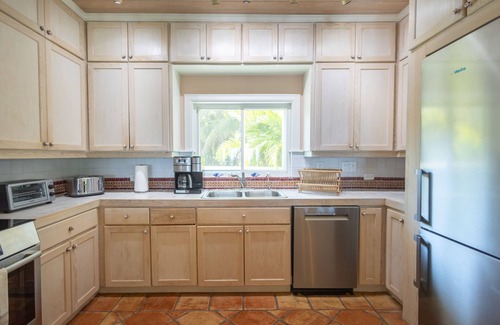 Dunmore Town House | Casa DeDe, Classic Bahamian Home with Panoramic Views of the Ocean