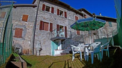 Pregasio House | Casa del Borgo Pregasio Garden and view by Gardadomusmea