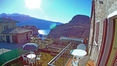 Pregasio House | Casa del Borgo Pregasio Garden and view by Gardadomusmea