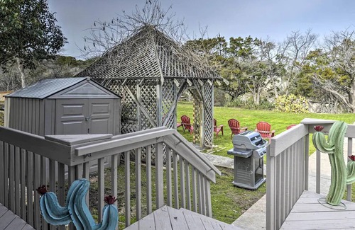 Clifton House | Casa del Lago! Lakefront Retreat with Semi-Private Cove, Deck, and Firepit - Ideal for R&R!