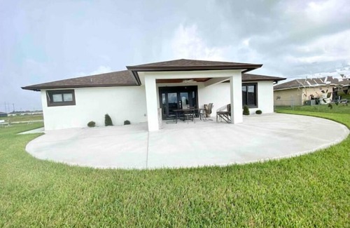 Sunshine House | Casa Del Sol- New 3/2 Jetted Tub & Open Backyard