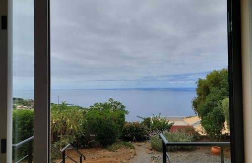Estreito da Calheta House | 'Casa do Gabriel' spacious Madeirian villa with private garden and ocean view