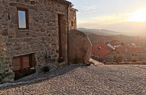 Linhares House | Casa do Penedo/ Retiro no Castelo e Centro da Aldeia