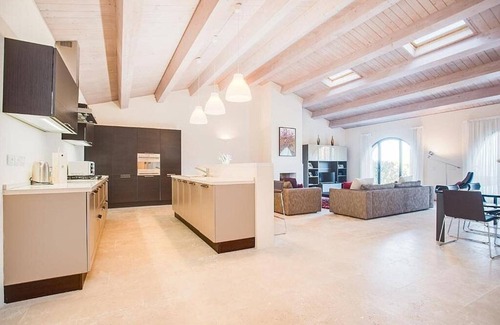 Trequanda House | Casa Dracena P: A welcoming two-story apartment situated in the heart of the Tuscan countryside, with Free WI-FI.