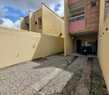 Maracanau House | Casa duplex em Maracanaú com ar-condicionado