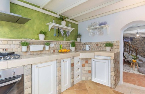 Nova Vas House | Casa Dvi Mendule, small rustic holiday home set in a village close to Novigrad