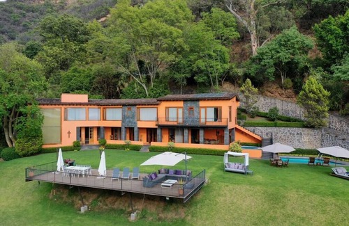 El Santuario House | Casa El Arco: Lakefront property in Valle de Bravo